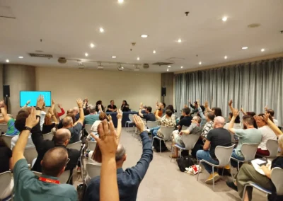 asistentes levantando la mano