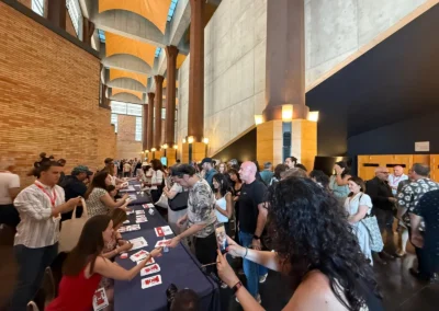 asistentes recibiendo la acreditación